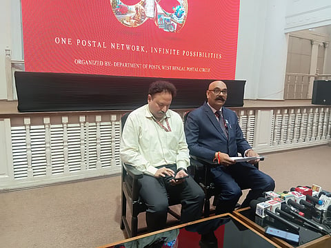 प्रेस कॉन्फ्रेंस को संबोधित करते हुए पश्चिम बंगाल सर्कल के मुख्य पोस्टमास्टर जनरल अशोक कुमार, साथ में हैं रिजु गांगुली