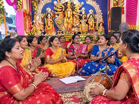 जामुड़िया : नवरात्र के प्रथम दिन से ही पूजा मंडपों में महिलाओं द्वारा गाए जाने वाले पारंपरिक मंगलगीतों की गूंज सुनाई देने लगती है। दशकों पुरानी यह लोकपरंपरा आज भी कायम है। हालांकि, मंगलगीतों की यह परंपरा मुख्य रूप से उत्तर प्रदेश, मध्य प्रदेश, बिहार, झारखंड सहित हिंदी भाषी राज्यों में प्रचलित रही है, लेकिन समय के साथ इसका विस्तार बंगाल, असम, ओडिशा और दक्षिण भारत के कई राज्यों तक हो गया है।
जामुड़िया की सुशीला देवी  ने बताया कि महिलाएं महालया के दिन से ही मां भगवती के आगमन की तैयारियां शुरू कर देती हैं। देवी पक्ष के प्रथम दिन से महिलाएं मां दुर्गा के आगमन की खुशी में महानवमी तक पूजा मंडपों में एक साथ बैठकर मंगलगीत गाती हैं। इन गीतों के माध्यम से मां भगवती की आराधना की जाती है और परिवार की सुख-समृद्धि की कामना की जाती है।
मंजू देवी ने बताया कि मंगलगीतों में भोजपुरी और अवधी सहित विभिन्न क्षेत्रीय भाषाओं का प्रभाव देखने को मिलता है। आरा, छपरा और बलिया जैसे क्षेत्रों में प्रचलित लोकभाषाओं में गाए जाने वाले इन गीतों में माता के आगमन, श्रृंगार और महिमा का वर्णन किया जाता है।
माता के लोकप्रिय मंगलगीतों में “निमिया के डार मैया डाले ली झुलनवा, होके झुली झुली न हो मैया”, “मोरी गावेली गितिया होके झुली झुली न” तथा “लाल-लाल ही सिंदुरवा से माई के सजइब, मंगलगीत गइब हो, सातो रे बहिनिया झुलेली झुला” जैसे गीत प्रमुख हैं। इन पारंपरिक गीतों के माध्यम से महिलाएं नौ दिनों तक मां भगवती की भक्ति में लीन रहती हैं।
देश के विभिन्न राज्यों में प्रचलित परंपरा
सुरभि अग्रवाल ने बताया कि मंगलगीत केवल बिहार, उत्तर प्रदेश, झारखंड या दक्षिण भारत तक ही सीमित नहीं हैं, बल्कि राजस्थान, हरियाणा और गुजरात के शक्ति मंडपों में भी इस तरह के भक्ति गीत गाए जाते हैं। स्थानीय भाषा और सांस्कृतिक विविधता के बावजूद इन गीतों का मूल भाव मां भगवती की आराधना और उनके प्रति श्रद्धा व्यक्त करना है।
वहीं, भोजपुरी लोकगीतों और भक्ति संगीत की लोकप्रियता ने भी इस परंपरा को नई पीढ़ी तक पहुंचाने में महत्वपूर्ण भूमिका निभाई है। सुविख्यात गायिका फाल्गुनी पाठक के डांडिया गीतों में भी माता की आराधना की झलक मिलती है। ऐसे गीतों पर युवा पीढ़ी भी संगीत और भक्ति के माध्यम से मां दुर्गा की उपासना करती है।
आधुनिकता के दौर में भी मंगलगीतों की यह परंपरा भारतीय लोकसंस्कृति और धार्मिक आस्था की जीवंत पहचान बनी हुई है। पीढ़ी-दर-पीढ़ी आगे बढ़ती यह परंपरा न केवल महिलाओं को सामूहिक रूप से जोड़ती है, बल्कि नवरात्र के दौरान भक्ति, लोकसंगीत और सांस्कृतिक विरासत को भी सहेजने का कार्य करती है