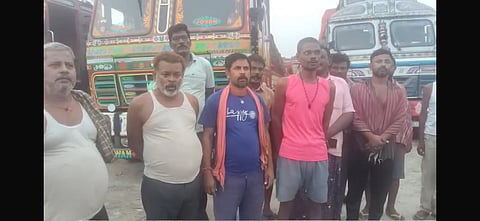 24 दिनों से बंगाल-असम सीमा पर फंसे 100 से अधिक ट्रक, 30 करोड़ रुपये का माल अटका