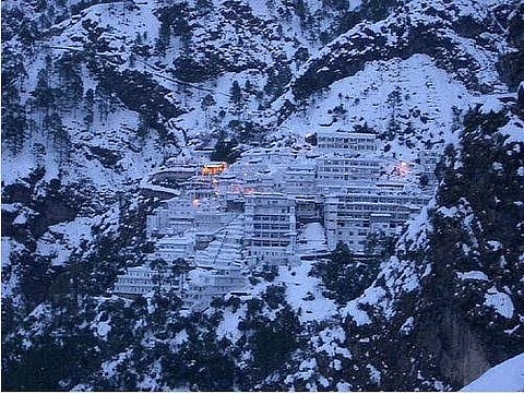 वैष्णो देवी मंदिर में श्रद्धालुओं की भारी भीड़