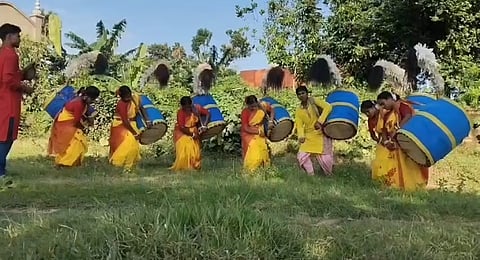 अभ्यास करतीं रायहाट की महिला ढाकी
