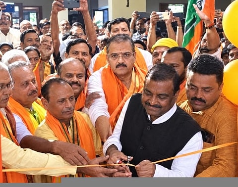 निघा और जामुडिया गांव में भाजपा सेवा केंद्र का भव्य उद्घाटन, 
--- विधायक डॉ. बिजन कुमार मुखर्जी ने कहा, क्षेत्र के लोगों को छोटे-छोटे कार्यों के लिए विधायक कार्यालय का चक्कर नहीं लगाना पड़ेगा
जामुड़िया : जामुड़िया विधानसभा क्षेत्र के निघा में नवरात्र के प्रथम दिन भाजपा के राज्य परिषद सदस्य निर्मल कर्मकार एवं विधायक डॉ. बिजन कुमार मुखर्जी ने संयुक्त रूप से भाजपा कार्यालय का उद्घाटन किया। इस अवसर पर पार्टी के वरिष्ठ नेताओं एवं कार्यकर्ताओं की उपस्थिति में कार्यालय को क्षेत्र के लोगों की समस्याओं के समाधान के लिए सेवा केंद्र के रूप में संचालित करने की बात कही गई।
इस मौके पर भाजपा के ओबीसी मोर्चा की केंद्रीय कमेटी के सदस्य शंकर चौधरी, राज्य परिषद सदस्य सभापति सिंह, वरिष्ठ भाजपा नेता डॉ. प्रमोद पाठक, सुशील जोशी भाजपा नेत्री प्रतिमा बाउरी तथा युवा मोर्चा के राज्य नेता राहुल सिंह सहित भाजपा के सैकड़ों कार्यकर्ता उपस्थित थे।
विधायक डॉ. बिजन कुमार मुखर्जी ने कहा कि निघा में स्थापित यह कार्यालय केवल भाजपा का पार्टी कार्यालय नहीं, बल्कि क्षेत्र के लोगों के लिए एक सेवा केंद्र की तरह काम करेगा। यहां के निवासियों को अपने छोटे-छोटे कार्यों और समस्याओं के समाधान के लिए बार-बार विधायक कार्यालय का चक्कर लगाने की जरूरत नहीं होगी। लोगों की समस्याओं को सुनने और उनके समाधान की दिशा में आवश्यक पहल करने के लिए इस सेवा केंद्र के माध्यम से कार्य किया जाएगा। इसका उद्देश्य आम लोगों को स्थानीय स्तर पर आवश्यक सहयोग उपलब्ध कराना है।
वहीं, भाजपा के वरिष्ठ नेता डॉ. प्रमोद पाठक ने कहा कि नवरात्र के प्रथम दिन इस सेवा केंद्र के माध्यम से जरूरतमंद महिलाओं के बीच वस्त्र वितरित किए गए। उन्होंने कहा कि सेवा केंद्र की शुरुआत सामाजिक सेवा के कार्य से की गई है। इसका उद्देश्य जरूरतमंद लोगों की सहायता करना और क्षेत्र के लोगों के साथ निरंतर संपर्क बनाए रखना है। उन्होंने कहा कि जनसेवा के कार्यों के माध्यम से आम लोगों की समस्याओं को समझने और उनके समाधान के लिए प्रयास किया जाएगा।
भाजपा नेताओं ने कहा कि इस कार्यालय के माध्यम से क्षेत्र के लोगों के साथ संपर्क मजबूत करने तथा उनकी समस्याओं को संबंधित स्तर तक पहुंचाने का प्रयास किया जाएगा।