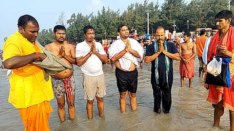 सागर के स्थानीय विधायक सुमंत मंडल महालया के अवसर पर पूजा अर्चना करते हुए
