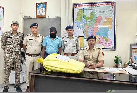 फालाकाटा में नशे के खिलाफ कार्रवाई, तीन गिरफ्तार