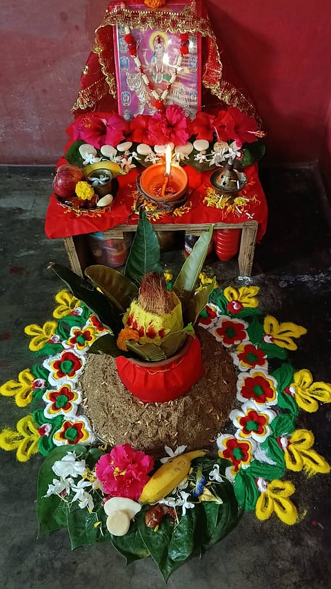 घट पूजन के साथ माता शैलपुत्री का आह्वान, नौ दिवसीय दुर्गोत्सव का शुभारंभ
