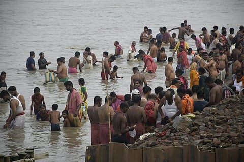 बाटानगर में हुगली नदी में लोग पितृ तर्पण करते हुए