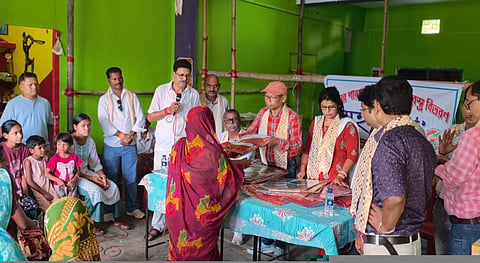बंद चाय बागान के श्रमिकों में बांटे गए नए वस्त्र