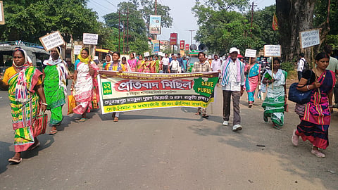 प्रदर्शन करते स्थानीय लोग