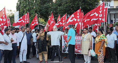 मुख्य चुनाव आयुक्त के इस्तीफे की मांग को लेकर भारतीय ट्रेड यूनियन केंद्र के कार्यकर्ताओं ने प्रदर्शन किया।