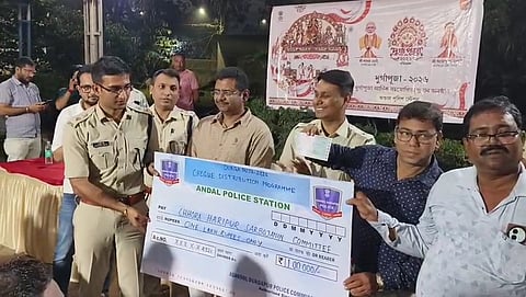 चेक सौंपते डीसी(ईस्ट) रसप्रीत सिंह