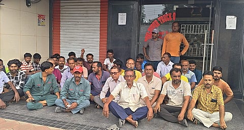 धरना देते डीटीओए के कर्मचारी 