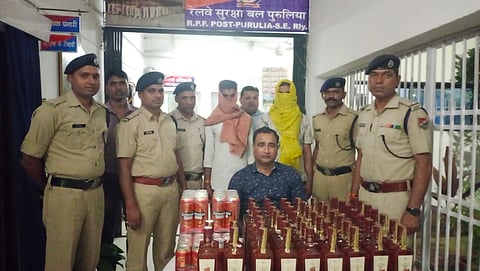 बरामद शराब व गिरफ्तार अभियुक्त 