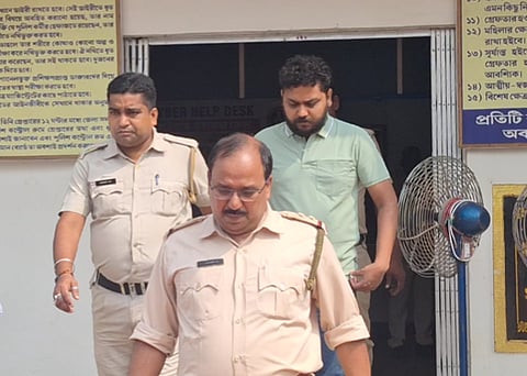 नर्स के साथ मारपीट व अश्लील हरकत करने के आरोप में बीएमओएच को पकड़ कर ले जाती पुलिस 