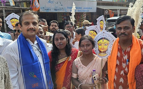 भाजपा ने मां दुर्गा के आगमन की मंगलकामना के साथ निकाली आगमनी यात्रा
---नवरात्र के पावन अवसर पर विधायक डॉ. बिजन कुमार मुखर्जी के नेतृत्व में निकली शोभायात्रा, बंगाल की सांस्कृतिक परंपरा का दिया संदेश
फोटो - आगमनी यात्रा में शामिल विधायक व अन्य भाजपा समर्थक 
जामुड़िया : शारदीय नवरात्र के पावन अवसर पर मां दुर्गा के आगमन की मंगलकामना और उनकी आराधना के संदेश के साथ जामुड़िया में भाजपा की ओर से आगमनी यात्रा निकाली गई। विधायक डॉ. बिजन कुमार मुखर्जी के नेतृत्व में आयोजित इस शोभायात्रा में मां दुर्गा के स्वागत के साथ बंगाल की समृद्ध धार्मिक एवं सांस्कृतिक विरासत की झलक देखने को मिली।
आगमनी यात्रा जामुड़िया गांव से आरंभ होकर शहर के विभिन्न मार्गों की परिक्रमा करते हुए थाना मोड़ स्थित बस स्टैंड पहुंची, जहां इसका समापन हुआ। यात्रा में भाजपा के वरिष्ठ नेताओं, कार्यकर्ताओं और समर्थकों ने भाग लिया। इस दौरान पूरे क्षेत्र में भक्तिमय और उत्साहपूर्ण वातावरण देखने को मिला। प्रतिभागियों ने मां दुर्गा के आगमन की मंगलकामना करते हुए उनकी आराधना का संदेश दिया। इस अवसर पर विधायक डॉ. बिजन कुमार मुखर्जी ने कहा कि बंगाल की दुर्गापूजा केवल धार्मिक उत्सव नहीं, बल्कि यहां की संस्कृति, परंपरा और सामाजिक जीवन का अभिन्न हिस्सा है। मां दुर्गा का आगमन लोगों के लिए आस्था, आनंद और नई ऊर्जा का प्रतीक है। आगमनी गीतों और परंपराओं के माध्यम से मां के मायके आगमन की भावनात्मक अभिव्यक्ति बंगाल की सांस्कृतिक पहचान को विशिष्ट बनाती है।
उन्होंने कहा कि नवरात्र और दुर्गोत्सव बुराई पर अच्छाई की विजय, अन्याय के विरुद्ध संघर्ष तथा सत्य और धर्म के मार्ग पर चलने की प्रेरणा देते हैं। मां दुर्गा की आराधना से समाज में शांति, सद्भाव और सकारात्मकता का संचार होता है। उन्होंने बंगाल की धार्मिक एवं सांस्कृतिक विरासत के संरक्षण पर जोर देते हुए सभी के सुख, समृद्धि और कल्याण की कामना की।
विधायक ने कहा कि दुर्गापूजा की परंपरा पीढ़ियों से लोगों को जोड़ती आई है। यह पर्व आपसी प्रेम, भाईचारे और सामाजिक एकजुटता को मजबूत करता है।
इस आगमनी यात्रा में निरंजन सिंह, राणा बनर्जी, प्रतिमा बाउरी, रेणुका महतो, पूजा पासवान, साधन माजी सहित भाजपा के कई वरिष्ठ नेता, कार्यकर्ता और समर्थक उपस्थित थे।