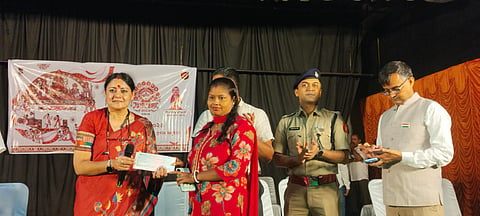चेक प्रदान करती मंत्री अग्निमित्रा पॉल 
