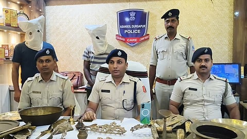 गिरफ्तार दोनों अभियुक्त, बरामद माल और घटना की जानकारी देते एसीपी दीप कुमार दास