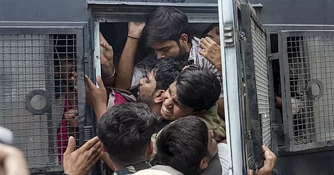 दिल्ली में सीजेपी के प्रदर्शन के दूसरे दिन भी पुलिस की कार्रवाई जारी रही। मुख्य चुनाव आयुक्त ज्ञानेश कुमार के इस्तीफे की मांग को लेकर मार्च कर रहे 100 से अधिक प्रदर्शनकारियों को हिरासत में लिया गया