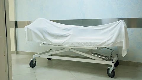 ट्रेन के पटरी से उतरने के कारण छह की मौत
