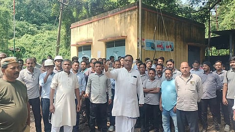 प्रदर्शन करते कामगार