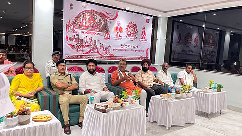 कार्यक्रम मंच पर उपस्थित विधायक व अन्य ‌