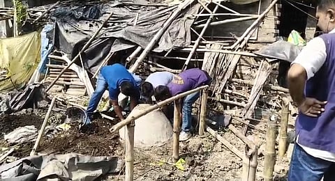 बम की तलाश करते DIB और बम स्क्वॉड के सदस्य