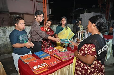 जरूरतमंदों को वस्त्र प्रदान करते संस्था के पदाधिकारी 