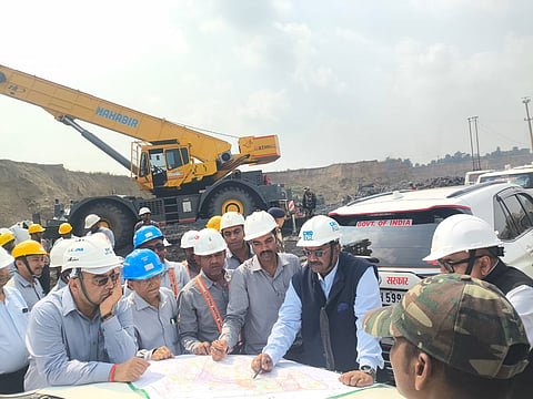 जानकारी लेते सीएमडी सतीश झा