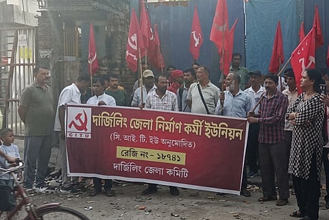 मजदूर की मौत पर मुआवजे की मांग, निर्माणाधीन भवन के सामने प्रदर्शन