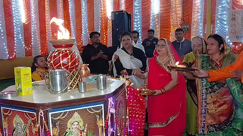 नवरात्र पर पूजा करती महिलाएं 