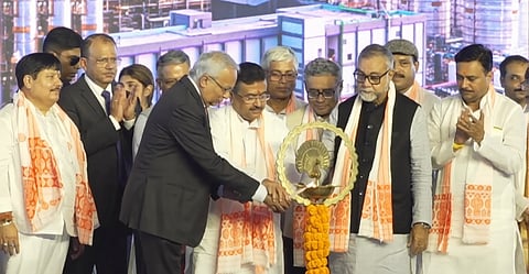 दीप प्रज्वलित कर हल्दिया में फिनोल और एसीटोन उत्पादन संयंत्र का उद्घाटन करते सीएम शुभेंदु अधिकारी साथ में हैं राज्य के उद्योग मंत्री तपस रॉय, परिवहन मंत्री अर्जुन सिंह, मुख्य सचिव मनोज कुमार अग्रवाल और अन्य गणमान्य व्यक्ति 