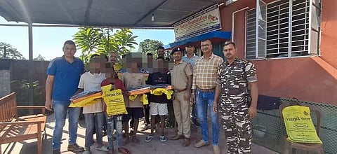 पुनर्वास केंद्र में रह रहे किशोरों को सिलीगुड़ी पुलिस ने दिए नए कपड़े
