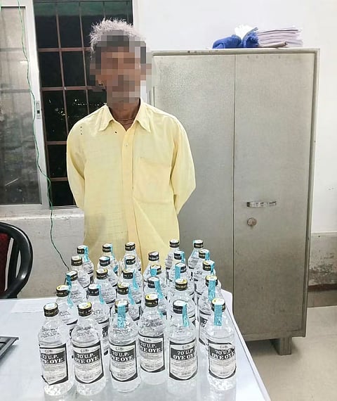 29 बोतल अवैध देशी शराब के साथ एक गिरफ्तार