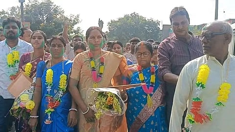 प्रसन्न मुद्रा में पंचायत समिति की अध्यक्ष पुष्पारानी महतो