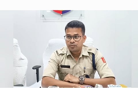 बारुईपुर पुलिस के एडिशनल एसपी हेडक्वार्टर सौम्यजीत बरुआ प्रेस कॉन्फ्रेंस को संबोधित करते हुए 