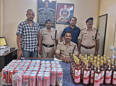 जानकारी देते आरपीएफ पोस्ट आसनसोल (वेस्ट) के प्रभारी बिमान गोराई