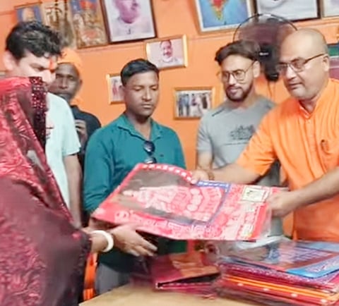 जामुड़िया: शारदीय नवरात्र एवं दुर्गापूजा के पावन अवसर पर पुनिआटी स्थित भाजपा कार्यालय में जरूरतमंद महिलाओं के बीच वस्त्रदान कार्यक्रम का आयोजन किया गया। भाजपा के जिला उपाध्यक्ष संतोष सिंह के नेतृत्व में आयोजित इस कार्यक्रम के दौरान कैथी ग्राम की 100 से अधिक जरूरतमंद महिलाओं को वस्त्र प्रदान किए गए। इस पहल के माध्यम से त्योहार की खुशियां जरूरतमंद परिवारों तक पहुंचाने के साथ नारी सम्मान, सेवा और सामाजिक दायित्व का संदेश दिया गया।
इस अवसर पर भाजपा जिला उपाध्यक्ष संतोष सिंह ने कहा कि दुर्गापूजा बंगाल का सबसे बड़ा धार्मिक एवं सांस्कृतिक त्योहार है। मां दुर्गा की आराधना का यह पावन पर्व हमें शक्ति, भक्ति, करुणा और सेवा का मार्ग दिखाता है। सनातन संस्कृति में नारी को शक्ति का स्वरूप माना गया है तथा कन्याओं में मां दुर्गा का दर्शन किया जाता है। ऐसे पवित्र अवसर पर जरूरतमंद महिलाओं को वस्त्र प्रदान करना मां दुर्गा के प्रति श्रद्धा अर्पित करने के साथ मानव सेवा का भी एक महत्वपूर्ण माध्यम है।
उन्होंने कहा कि त्योहारों की वास्तविक खुशी तभी सार्थक होती है, जब समाज के जरूरतमंद लोगों के जीवन में भी खुशियां लाई जा सकें। समाज के प्रत्येक सक्षम व्यक्ति को अपनी सामर्थ्य के अनुसार जरूरतमंदों की सहायता के लिए आगे आना चाहिए। सेवा और सहयोग की भावना से ही समाज में आपसी प्रेम, सद्भाव और एकता को मजबूत किया जा सकता है। उन्होंने कहा कि जरूरतमंदों की सेवा करना सामाजिक दायित्व के साथ-साथ मानवीय संवेदना का भी प्रतीक है।
कार्यक्रम के दौरान भाजपा जिला उपाध्यक्ष संतोष सिंह, किसान मोर्चा के राज्य समिति सदस्य उत्तम राय, जिला किसान मोर्चा उपाध्यक्ष कंचन मंडल, शक्ति केंद्र प्रमुख तापस बाउरी एवं बूथ प्रमुख संजय बाउरी सहित अन्य कार्यकर्ता उपस्थित थे।