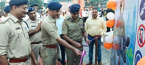 उद्घाटन करते सीपी डॉक्टर प्रणव कुमार, डीसीपी ट्रैफिक अविनाश जधावड़‌ एवं अन्य 