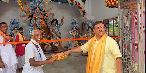 नंदीग्राम में एक दुर्गा पूजा पंडाल का उद्घाटन करते सीएम शुभेंदु अधिकारी 