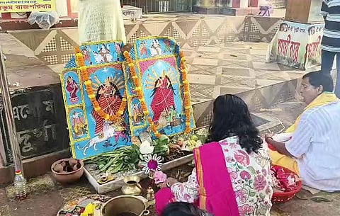 छोटो ठाकुरुण की पूजा करते पुरोहित