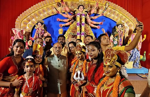 पूजा उद्घाटन मौके पर उपस्थित मंत्री डॉ अजय पोद्दार 