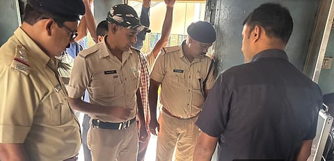 जांच करते आरपीएफ एवं जीआरपी के अधिकारी 