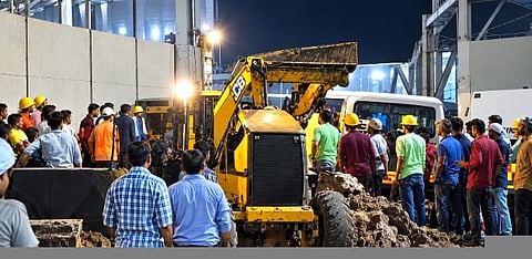 हिजलगोड़ा स्थित श्यामशेल में नवनिर्मित चिमनी क्षतिग्रस्त, आधा दर्जन से अधिक श्रमिक घायल
----दो श्रमिकों की मौत की भी चर्चा, हालांकि आधिकारिक पुष्टि नहीं; घटना के बाद पूरे औद्योगिक क्षेत्र में मची अफरा-तफरी

जामुड़िया : पश्चिम बर्दवान जिले के औद्योगिक क्षेत्र के हिजलगोड़ा स्थित श्यामशेल में नवनिर्मित चिमनी के क्षतिग्रस्त होने की घटना से पूरे इलाके में अफरा-तफरी का माहौल बन गया। इस हादसे में आधा दर्जन से अधिक श्रमिकों के घायल होने की सूचना मिली है। वहीं, स्थानीय लोगों के बीच दो श्रमिकों की मौत होने की भी चर्चा है, हालांकि समाचार लिखे जाने तक इसकी आधिकारिक पुष्टि नहीं हो पाई थी।
प्राप्त जानकारी के अनुसार, श्यामशेल परिसर में नवनिर्मित चिमनी के क्षतिग्रस्त होने की घटना के बाद वहां कार्यरत श्रमिकों के बीच हड़कंप मच गया। अचानक हुई इस घटना से औद्योगिक परिसर में कामकाज के दौरान भय और दहशत का माहौल बन गया। घटना की खबर फैलते ही आसपास के इलाकों में भी हलचल तेज हो गई। स्थानीय लोग हादसे की जानकारी लेने के लिए घटनास्थल के आसपास जुटने लगे। घटना की गंभीरता को देखते हुए घायलों को बेहतर चिकित्सा के लिए निजी अस्पताल में भेजे जाने की सूचना है।
इस हादसे में आधा दर्जन से अधिक श्रमिकों के घायल होने की बात सामने आई है। इसके अलावा, स्थानीय लोगों के बीच दो श्रमिकों की मौत होने की चर्चा से क्षेत्र में चिंता और बढ़ गई है। हालांकि, कथित मौतों की पुष्टि किसी आधिकारिक सूत्र से नहीं हो सकी है। ऐसे में मृतकों की संख्या और घायलों की वास्तविक स्थिति को लेकर अभी स्पष्ट जानकारी उपलब्ध नहीं है।
नवनिर्मित चिमनी के क्षतिग्रस्त होने के कारणों को लेकर भी स्थिति स्पष्ट नहीं हो पाई है। चिमनी किस परिस्थिति में क्षतिग्रस्त हुई और हादसे के पीछे तकनीकी खामी अथवा कोई अन्य कारण था, इसकी जानकारी सामने आना बाकी है। घटना के बाद स्थानीय लोगों में औद्योगिक इकाइयों में श्रमिकों की सुरक्षा व्यवस्था को लेकर भी चिंता देखी जा रही है।
फिलहाल, हादसे में घायल श्रमिकों की स्थिति, कथित मौतों और घटना के वास्तविक कारणों के संबंध में आधिकारिक जानकारी की प्रतीक्षा है। संबंधित प्रबंधन या प्रशासन की ओर से विस्तृत बयान सामने आने के बाद ही पूरे मामले की वास्तविक स्थिति स्पष्ट हो सकेगी।