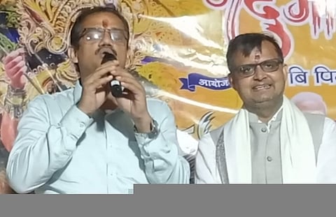 एबी पिट सार्वजनिक दुर्गापूजा पंडाल का विधायक ने किया भव्य उद्घाटन
---महाषष्ठी के अवसर पर पूजा पंडाल एवं प्रतिमा का हुआ उद्घाटन, विधायक डॉ. बिजन कुमार मुखर्जी ने बिजली और पेयजल की समस्या दूर करने का दिया आश्वासन
जामुड़िया : शारदीय दुर्गापूजा की महाषष्ठी के शुभ अवसर पर आसनसोल नगर निगम के जामुड़िया बोरो संख्या एक अंतर्गत वार्ड संख्या पांच स्थित एबी पिट सार्वजनिक दुर्गापूजा पंडाल का देर शाम को भव्य उद्घाटन किया गया। प्रत्येक वर्ष की भांति इस वर्ष भी आयोजित इस समारोह में पूजा पंडाल एवं मां दुर्गा की प्रतिमा का विधिवत उद्घाटन किया गया। इस अवसर पर सैकड़ों जरूरतमंद महिलाओं के बीच साड़ियों का वितरण किया गया। कार्यक्रम को लेकर स्थानीय ग्रामीणों में खासा उत्साह देखने को मिला।
समारोह में उपस्थित अतिथियों को अंगवस्त्र एवं स्मृति चिह्न देकर सम्मानित किया गया। इस अवसर पर आसनसोल नगर निगम के आयुक्त दिलीप मिश्रा ने उपस्थित लोगों को दुर्गापूजा की शुभकामनाएं दीं। उन्होंने कहा कि इस पूजा पंडाल के उद्घाटन समारोह में शामिल होना उनके लिए सौभाग्य की बात है। दुर्गापूजा बंगाल का सबसे बड़ा त्योहार है और इस अवसर पर लोगों के बीच उपस्थित होकर उन्हें बेहद खुशी हो रही है।
उन्होंने कहा कि सभी लोग हर्षोल्लास के साथ दुर्गापूजा मनाएं। इसके साथ ही उन्होंने लोगों से अपील की कि उत्सव के दौरान बुजुर्गों और बच्चों का विशेष ध्यान रखें, ताकि किसी को किसी प्रकार की परेशानी का सामना न करना पड़े।
वहीं, जामुड़िया के विधायक डॉ. बिजन कुमार मुखर्जी ने नगर निगम आयुक्त दिलीप मिश्रा के समारोह में शामिल होने पर उनका आभार व्यक्त किया। उन्होंने क्षेत्रवासियों को जानकारी देते हुए कहा कि इलाके में लंबे समय से बिजली की समस्या बनी हुई थी। अब यहां स्थायी रूप से बिजली आपूर्ति की व्यवस्था करने की अनुमति मिल गई है और जल्द ही स्थानीय लोगों को इसका लाभ मिलने लगेगा।
विधायक ने क्षेत्र में पेयजल की समस्या का भी उल्लेख करते हुए इसे दूर करने का आश्वासन दिया। उन्होंने कहा कि मां दुर्गा के आशीर्वाद से क्षेत्र की समस्याओं का समाधान करने की दिशा में सकारात्मक पहल हो रही है।
इस अवसर पर सौरन चौधरी, सनी सिंह, जगबहादुर पासवान, विशाल सिंह, अजय राजवंशी, विक्की नोनिया, रवि नोनिया, तुषार बहादुर, सूरज नोनिया, अरुण सिंह, मिथिलेश पासवान, धीरज नोनिया, देवेंद्र पासवान, राहुल साव सहित कई अन्य गणमान्य व्यक्ति उपस्थित थे।