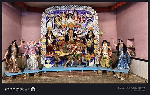 माता दुर्गा की प्रतिमा जिनमें सब मिलाकर  कुल 22 गुड़िया मूर्तियां हैं 