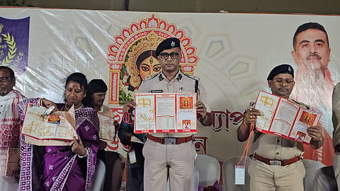डायमंड हार्बर पुलिस के एसपी चंद्रशेखर वर्धन दुर्गा पूजा गाइड मैप जारी करते हुए, साथ में हैं कई अन्य अधिकारी 