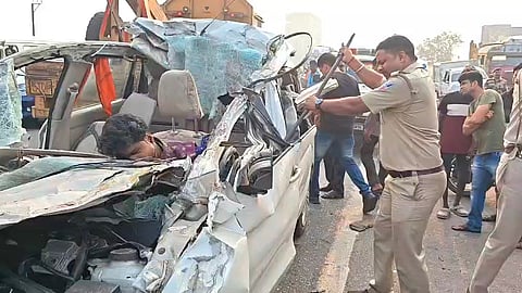 बचाव कार्य में जुटी पुलिस