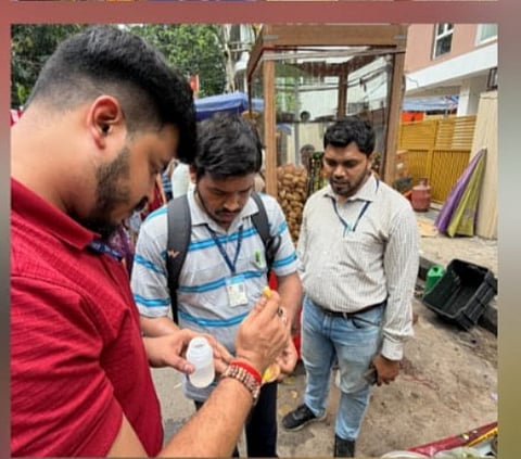 केएमसी खाद्य सुरक्षा विभाग की टीम जांच अभियान चलाते हुए
