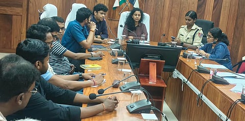 दक्षिण अंडमान जिला कार्यालय के सम्मेलन कक्ष में अफ्रीकी स्वाइन फीवर की रोकथाम और नियंत्रण के उपायों की समीक्षा के लिए आयोजित जिला कार्यबल की बैठक।