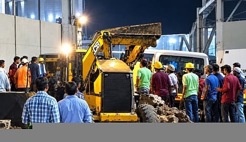 हादसे के बाद घटनास्थल पर मची अफरा-तफरी, मलबे में फंसे श्रमिकों को निकालने के लिए युद्धस्तर पर बचाव अभियान जारी फोटो : घटनास्थल पर राहत एवं बचाव कार्य में जुटा दल जामुड़िया : पश्चिम बर्दवान जिले के जामुड़िया विधानसभा क्षेत्र के विजयनगर स्थित निजी औद्योगिक प्रतिष्ठान श्याम सेल एंड पावर लिमिटेड में शनिवार की रात एक भीषण औद्योगिक हादसा हो गया। कारखाने में निर्माणाधीन चिमनी का ऊपरी हिस्सा अचानक टूटकर नीचे गिर गया, जिससे वहां काम कर रहे कई श्रमिक मलबे की चपेट में आ गए। हादसे के बाद कारखाने में अफरा-तफरी मच गई। समाचार लिखे जाने तक चार श्रमिकों के शव बरामद किए जा चुके थे, जबकि अन्य श्रमिकों के मलबे में फंसे होने की आशंका के मद्देनजर युद्धस्तर पर राहत एवं बचाव अभियान चलाया जा रहा था। अचानक भरभराकर गिरा चिमनी का ऊपरी हिस्सा प्राप्त जानकारी के अनुसार, श्याम सेल एंड पावर लिमिटेड के कारखाने में चिमनी के निर्माण का कार्य चल रहा था। इसी दौरान शनिवार की रात चिमनी का ऊपरी हिस्सा अचानक टूटकर नीचे गिर पड़ा। हादसे के समय चिमनी के भीतर तथा आसपास काम कर रहे कई श्रमिक इसकी चपेट में आ गए। देखते ही देखते घटनास्थल पर चीख-पुकार और अफरा-तफरी का माहौल बन गया। चिमनी के मलबे में श्रमिकों के दबे होने की आशंका से पूरे कारखाना परिसर में चिंता फैल गई। घटना की सूचना मिलते ही पुलिस और प्रशासनिक महकमे में हलचल तेज हो गई। हादसे की गंभीरता को देखते हुए भाजपा विधायक डॉ. बिजन मुखर्जी, पुलिस आयुक्त डॉ. प्रणव कुमार, डीसी (सेंट्रल) ध्रुव दास सहित विभिन्न विभागों के अधिकारी घटनास्थल पर पहुंचे। अधिकारियों ने घटनास्थल की स्थिति का जायजा लिया और राहत एवं बचाव कार्य की निगरानी की। चिमनी के मलबे में फंसे श्रमिकों को बाहर निकालने के लिए बचाव दल लगातार प्रयासरत रहा। मलबे के नीचे दबे श्रमिकों की तलाश और उन्हें सुरक्षित बाहर निकालना बचाव दल के सामने सबसे बड़ी चुनौती बनी हुई थी। हादसे में अब तक कितने श्रमिक प्रभावित हुए हैं तथा मलबे में कितने लोग फंसे हो सकते हैं, इसकी आधिकारिक जानकारी समाचार लिखे जाने तक सामने नहीं आई थी। भीषण हादसे की खबर फैलते ही कारखाने के आसपास बड़ी संख्या में स्थानीय लोग जमा हो गए। घटनास्थल पर लोगों की भीड़ बढ़ने से बचाव कार्य के दौरान व्यवस्था बनाए रखना प्रशासन के लिए चुनौती बन गया। स्थिति को नियंत्रित करने और राहत कार्य में किसी प्रकार की बाधा न आने देने के लिए पुलिसकर्मियों ने मोर्चा संभाला। पुलिस बल भीड़ को नियंत्रित करने के साथ घटनास्थल पर सुरक्षा व्यवस्था बनाए रखने में जुटा रहा। इस दर्दनाक हादसे के बाद पूरे इलाके में शोक, चिंता और तनाव का माहौल बना हुआ था। चार श्रमिकों की मौत की खबर से औद्योगिक क्षेत्र में शोक की लहर दौड़ गई। वहीं, मलबे में अन्य श्रमिकों के फंसे होने की आशंका के बीच लोगों की निगाहें लगातार राहत एवं बचाव अभियान पर टिकी रहीं।