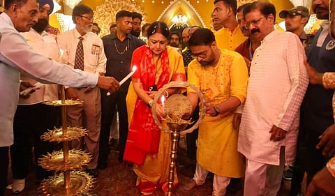 दीप प्रज्वलित करती मंत्री अग्निमित्रा पॉल 